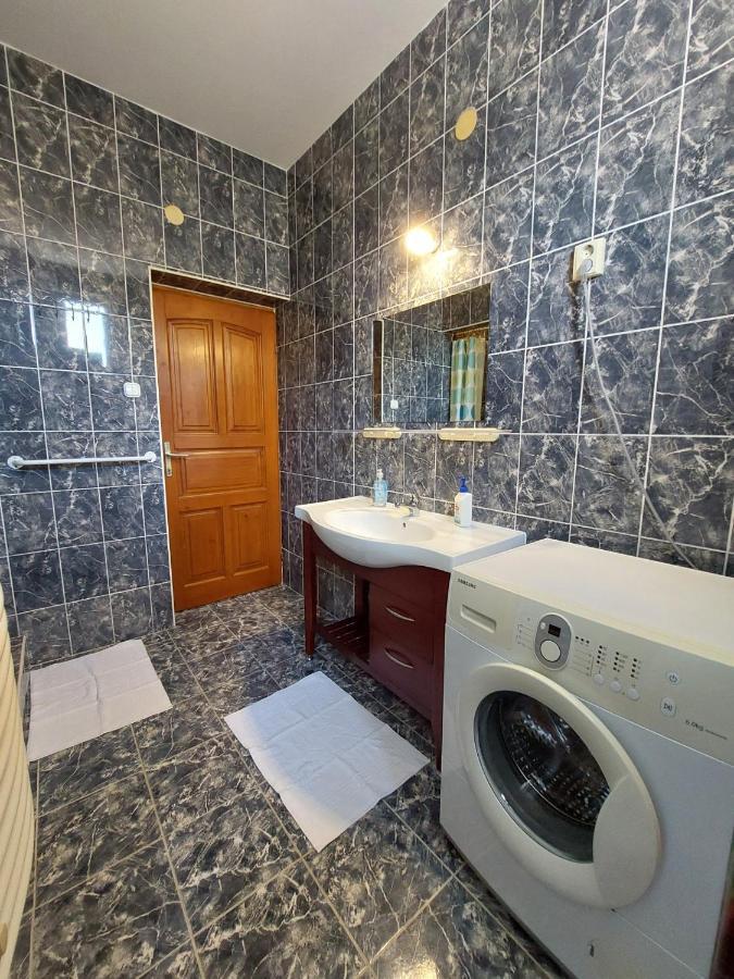 Csaladbarat Vendeglak Szegedi Maganszallashely 9 Fo Reszere, Nagycsaladok Es Barati Tarsasagok Reszere المظهر الخارجي الصورة